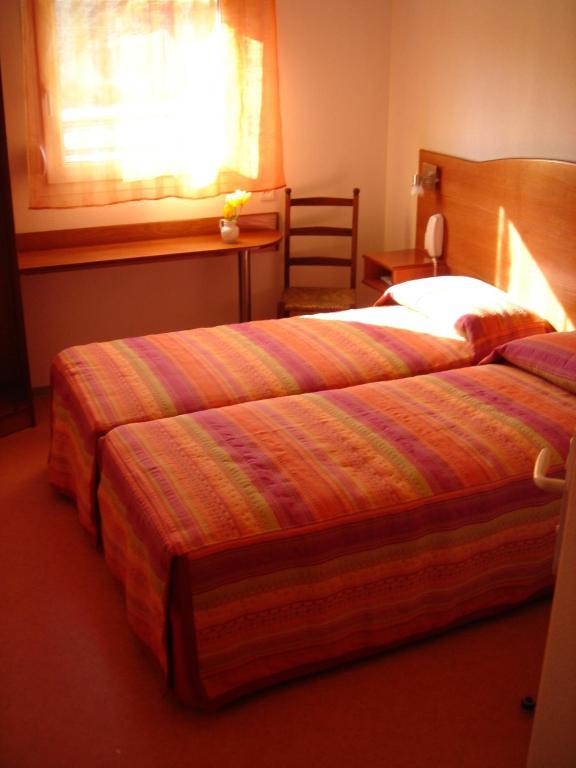 Hotel De L'Orb Bédarieux Habitación foto